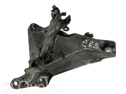 Engine mounting bracket