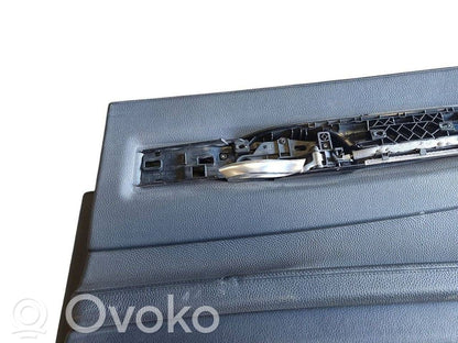 Apšuvums aizmugurējām durvīm