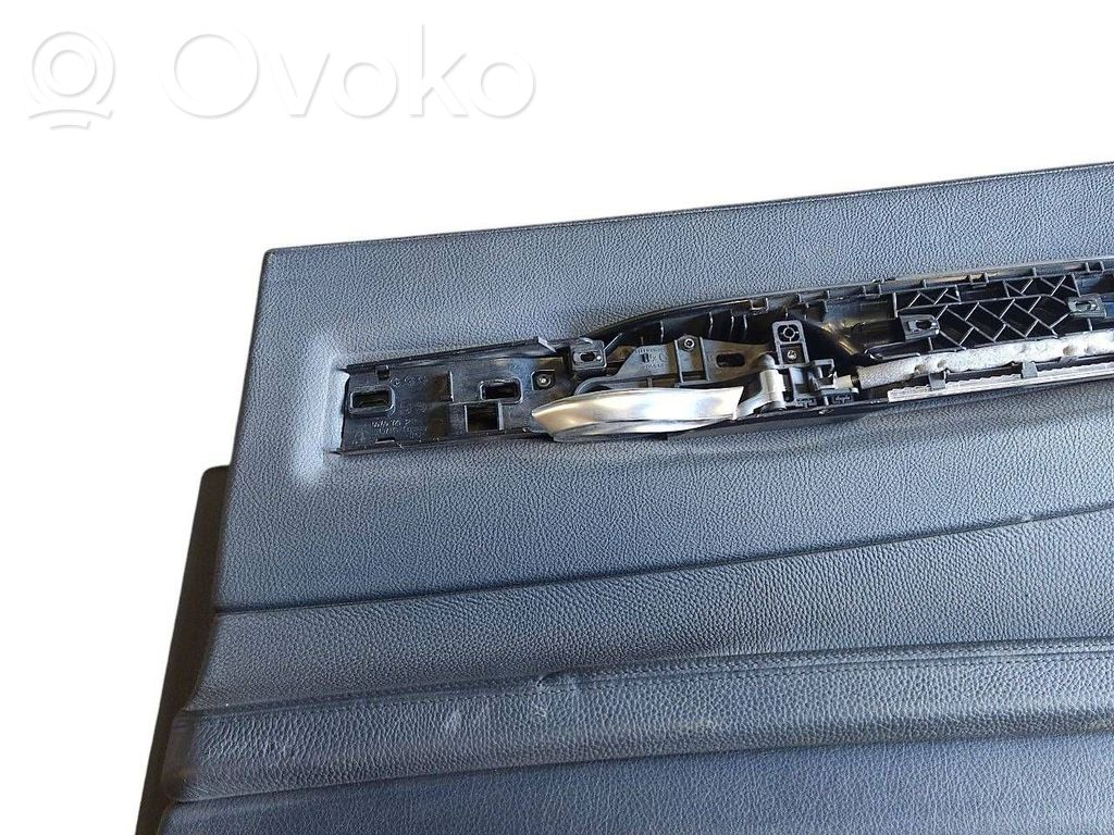 Apšuvums aizmugurējām durvīm