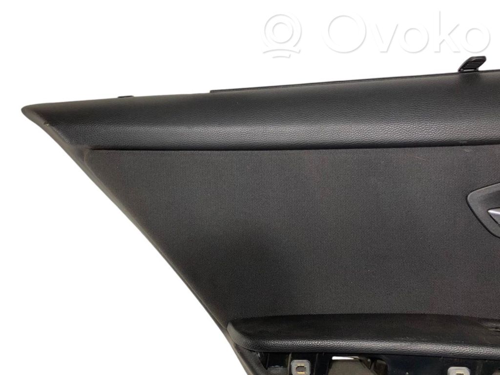 Apšuvums aizmugurējām durvīm