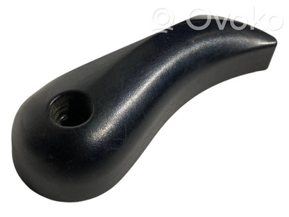 Dzinēja pārsega attaisīšanas rokturītis