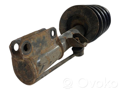 Priekšpusē amortizators ar atsperi