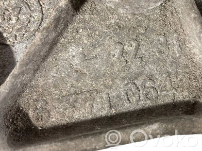 Transmission mounting bracket