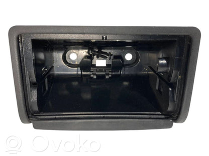 Pelnutrauks (aizmugurē)