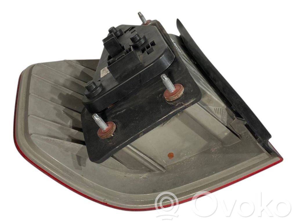 Aizmugurējais lukturis virsbūvē