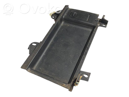 12 V ligzda (priekšā)