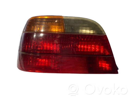 Aizmugurējais lukturis virsbūvē