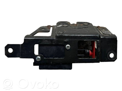 Aizmugurējā pārsega slēdzene