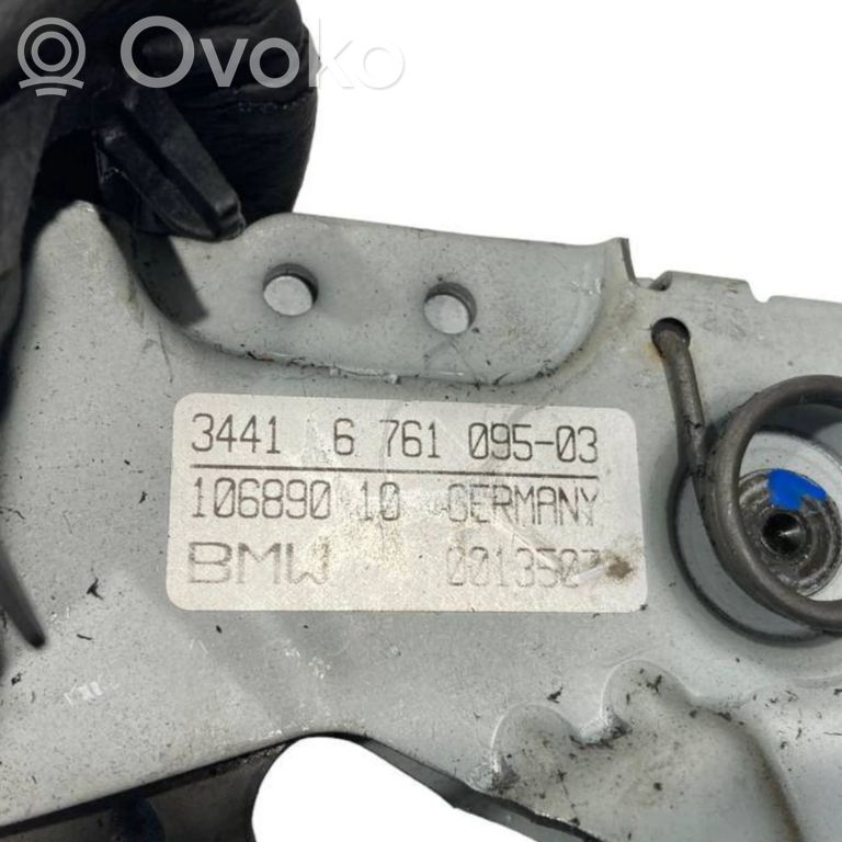 Rokas bremzes mehānisms (salonā)