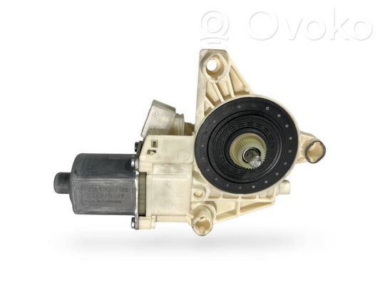 Priekšpusē loga pacēlāja motoriņš