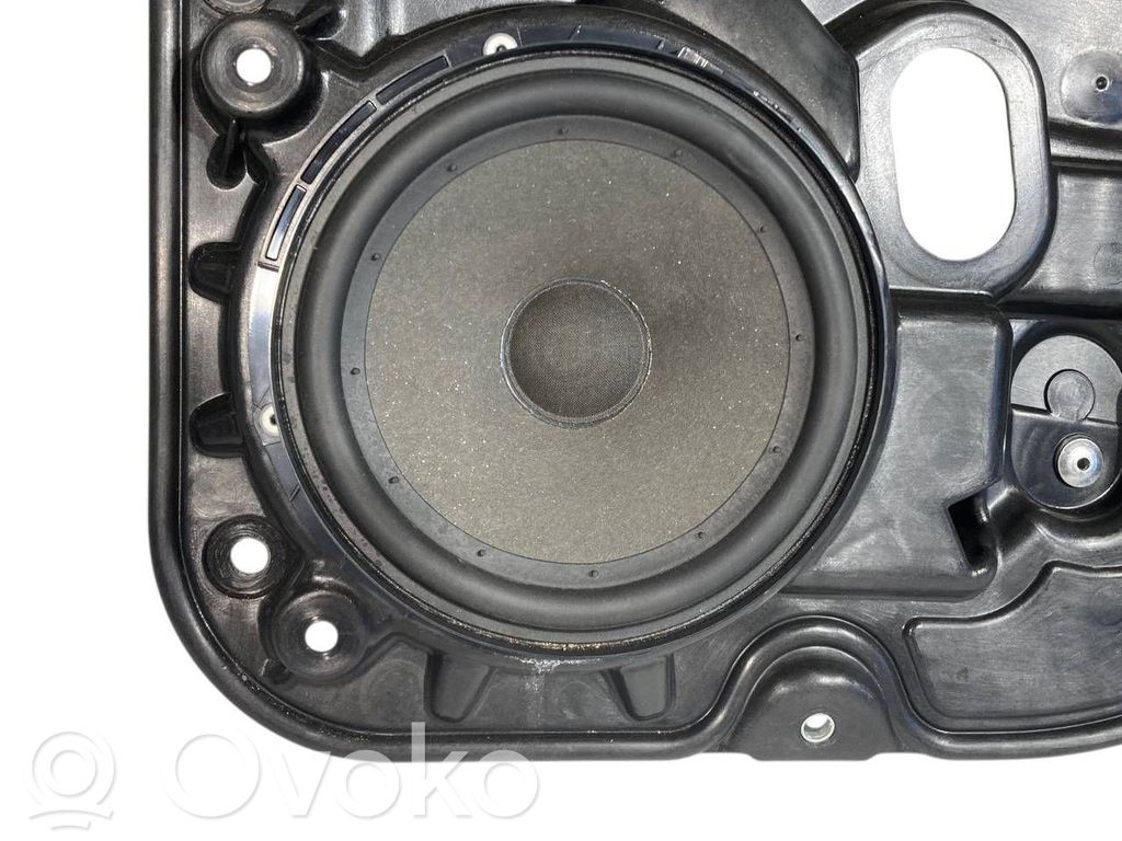 Aizmugurē elektriskais loga pacelšanas mehānisms bez motoriņa