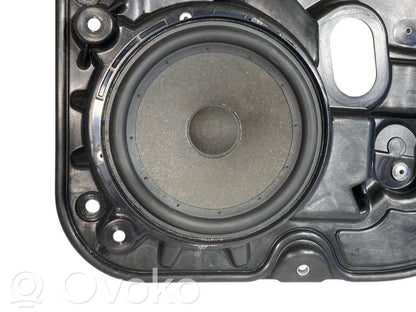 Aizmugurē elektriskais loga pacelšanas mehānisms bez motoriņa