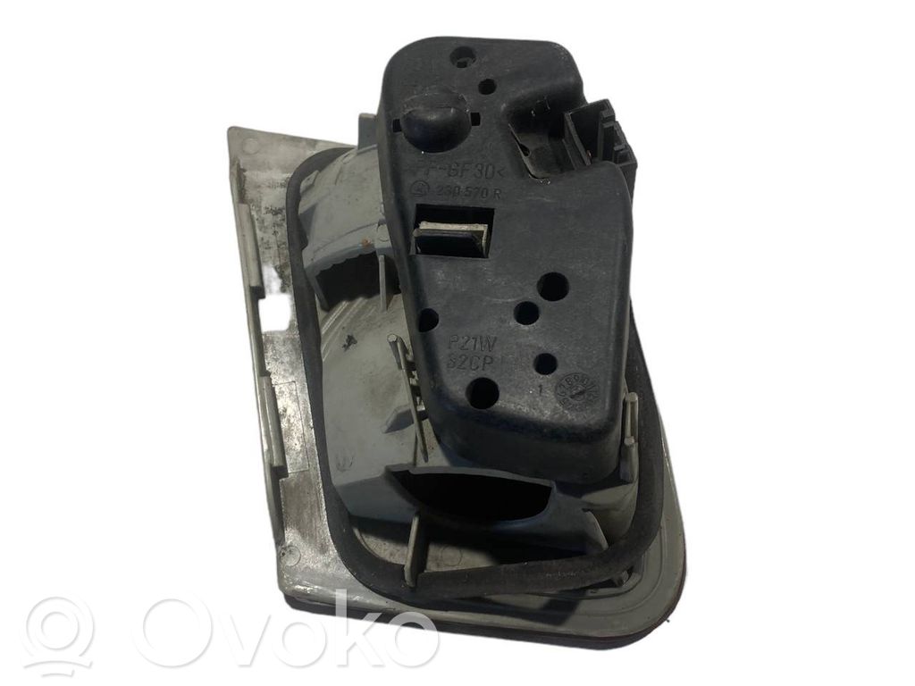 Aizmugurējais lukturis pārsegā