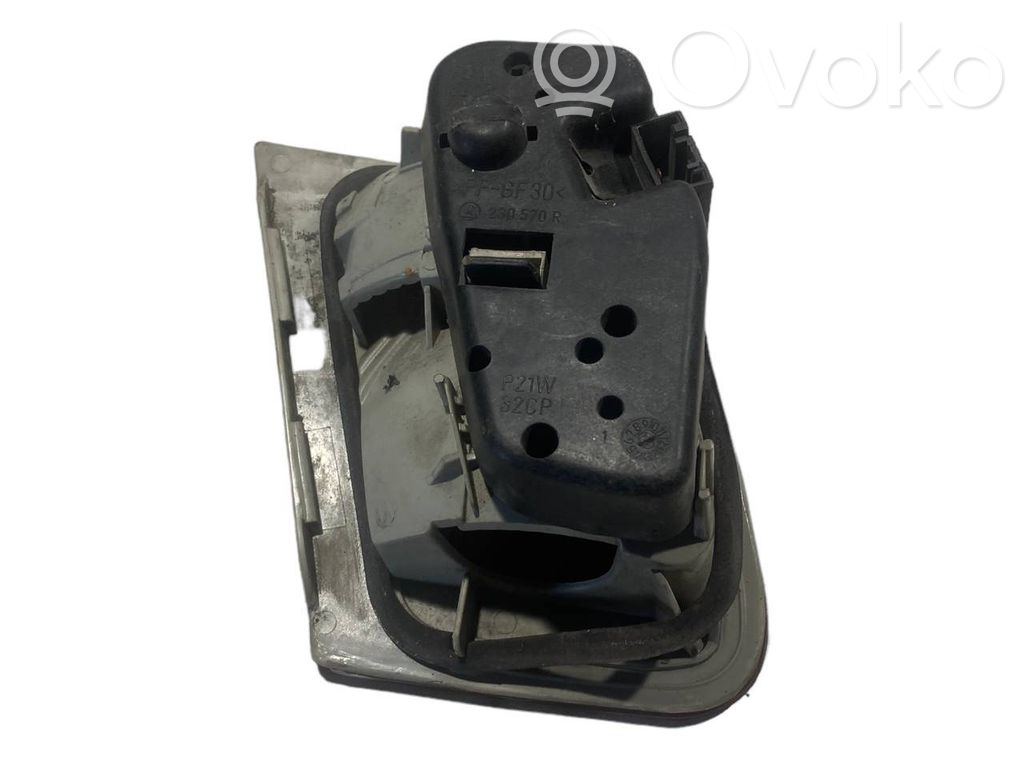 Aizmugurējais lukturis pārsegā