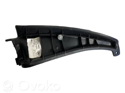 (D) statņa dekoratīvā apdare (apakšdaļa)