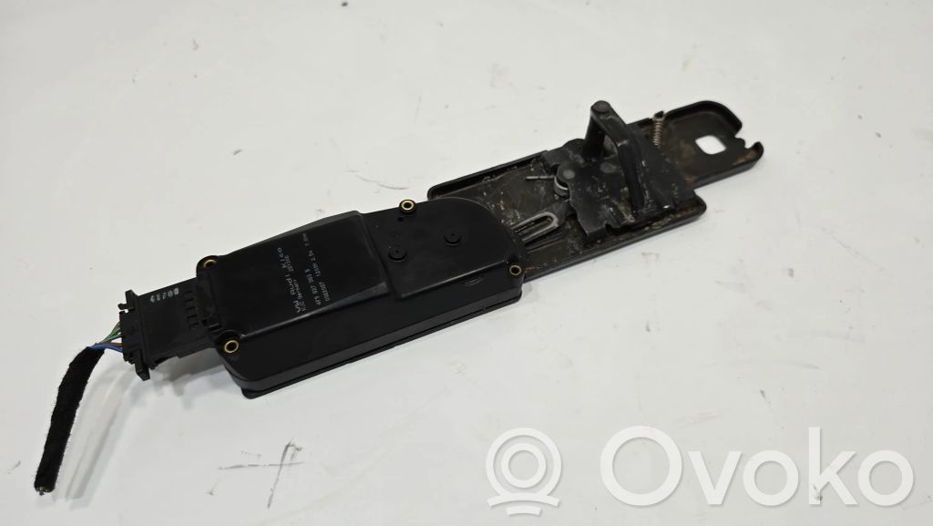 Aizmugurējā pārsega pievilcējs