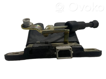 Aizmugurējā pārsega slēdzene