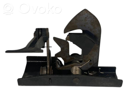 Dzinēja pārsega slēdzene