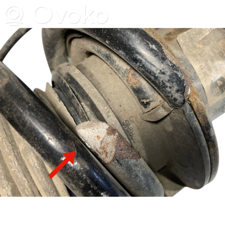 Priekšpusē amortizators ar atsperi