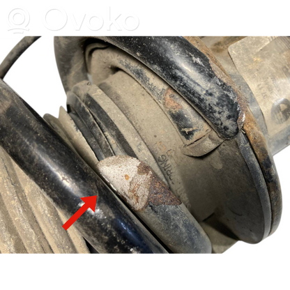 Priekšpusē amortizators ar atsperi