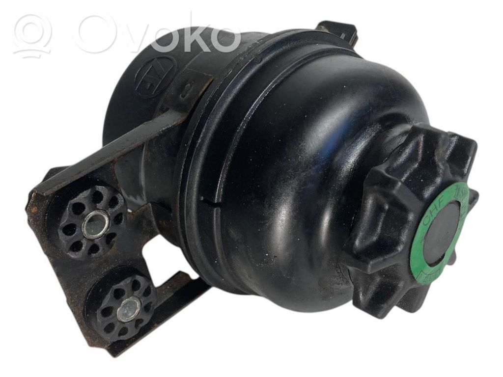 Stūres pastiprinātāja šķidruma tvertne