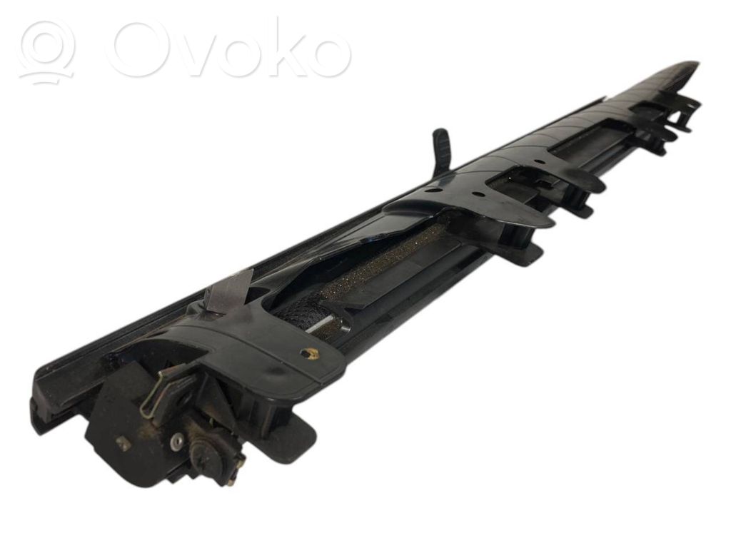 Aizmugurē logu aizkars