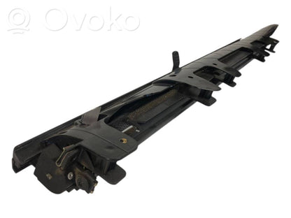 Aizmugurē logu aizkars