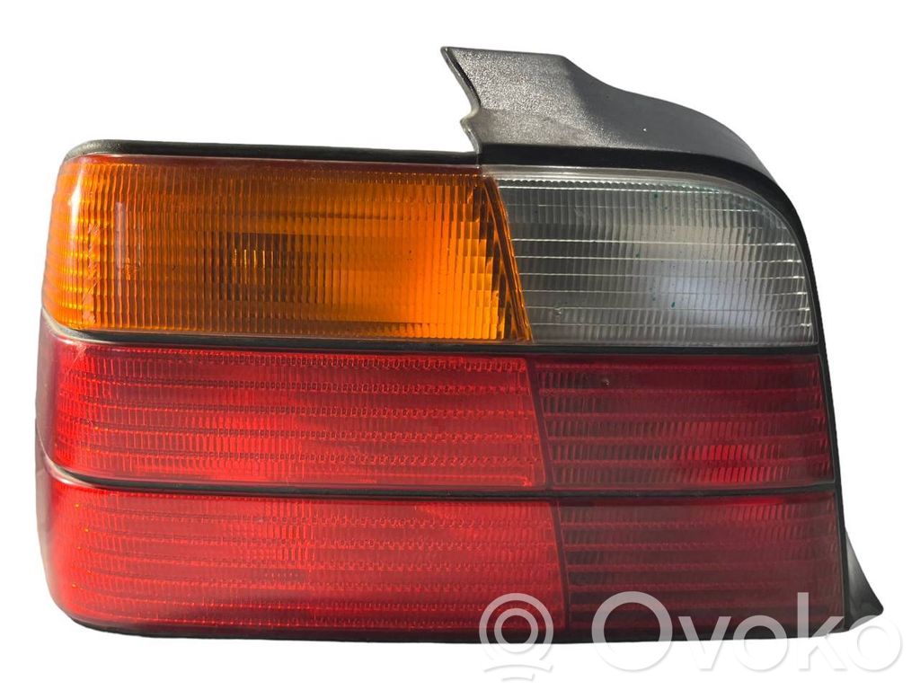 Aizmugurējais lukturis virsbūvē