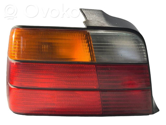 Задний фонарь в кузове