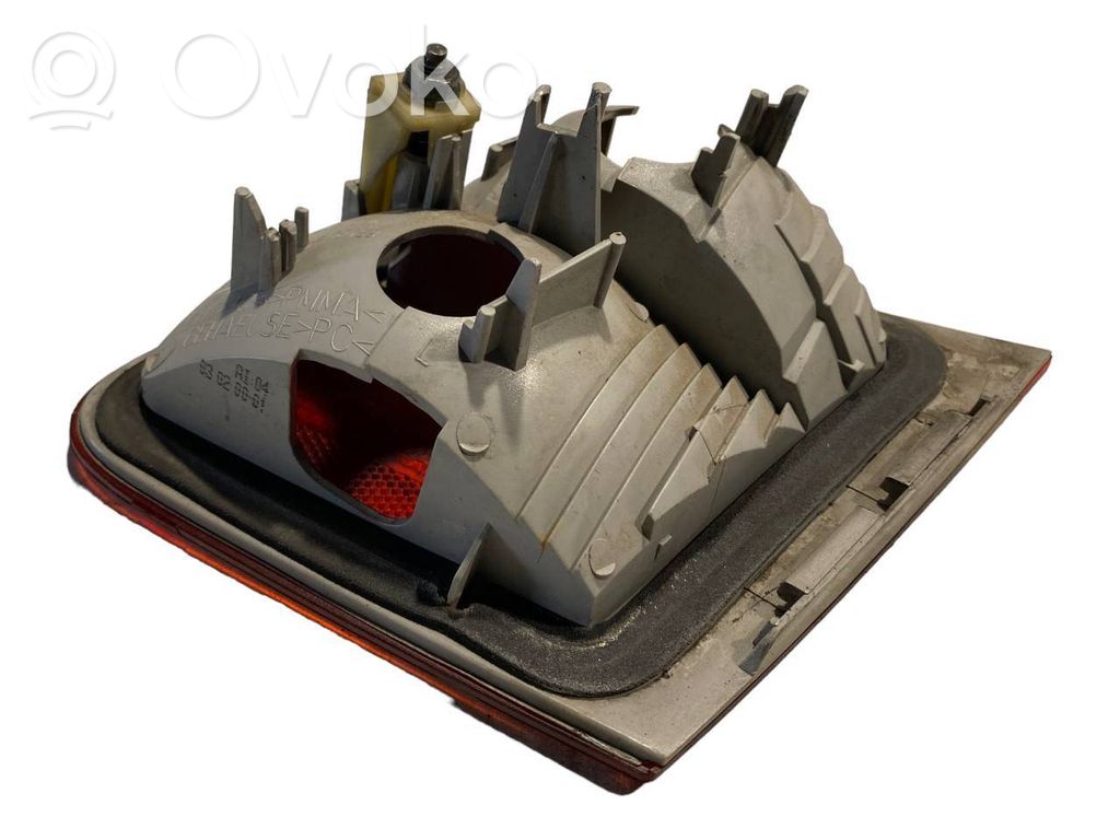 Aizmugurējais lukturis pārsegā