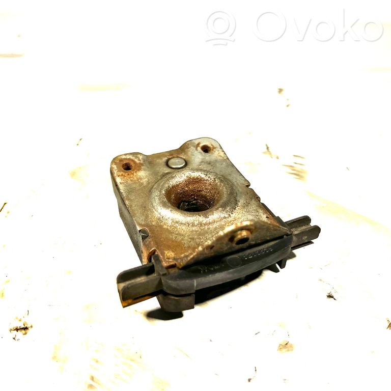 Dzinēja pārsega slēdzene