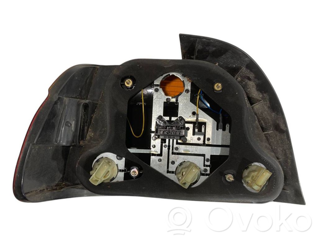 Aizmugurējais lukturis virsbūvē