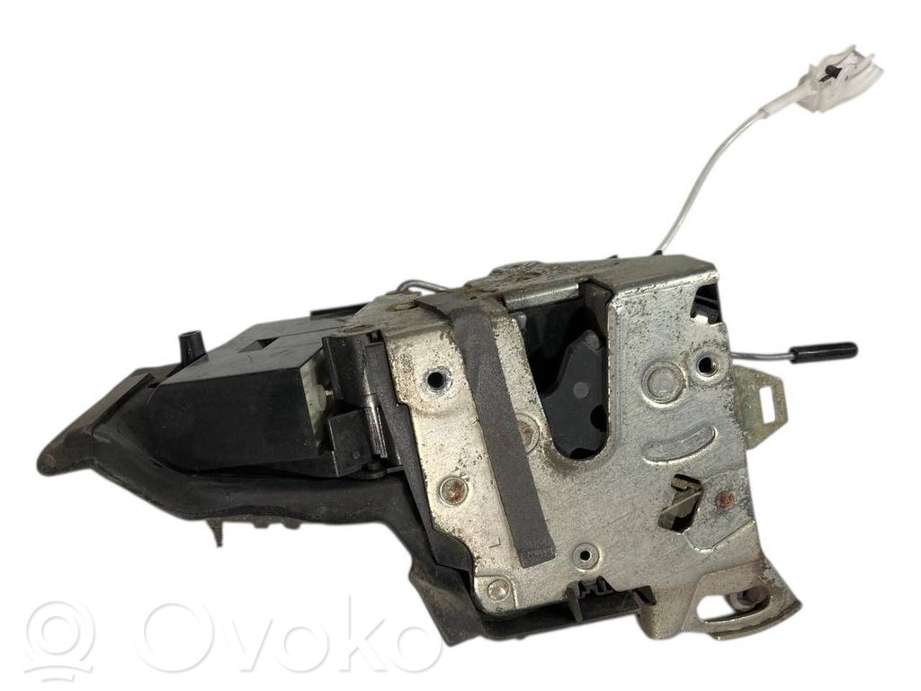 Priekšpusē slēdzene