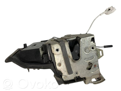 Priekšpusē slēdzene