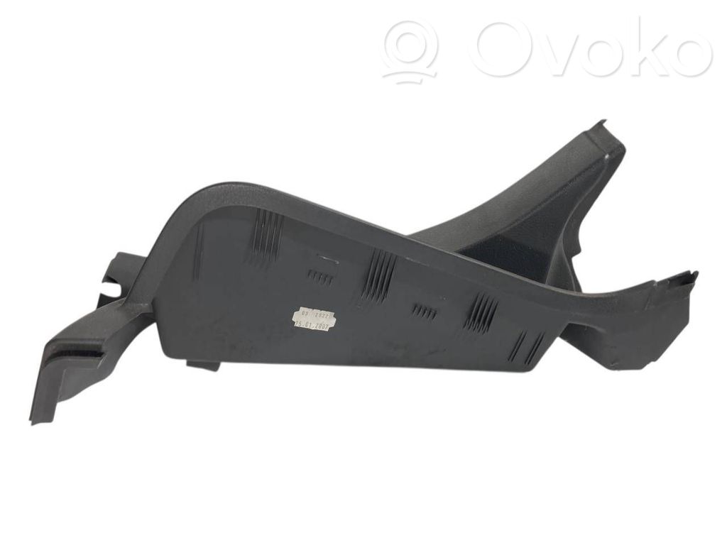 Sānu dekoratīvā apdare pie aizmugurējā sēdekļa (apakšdaļa)