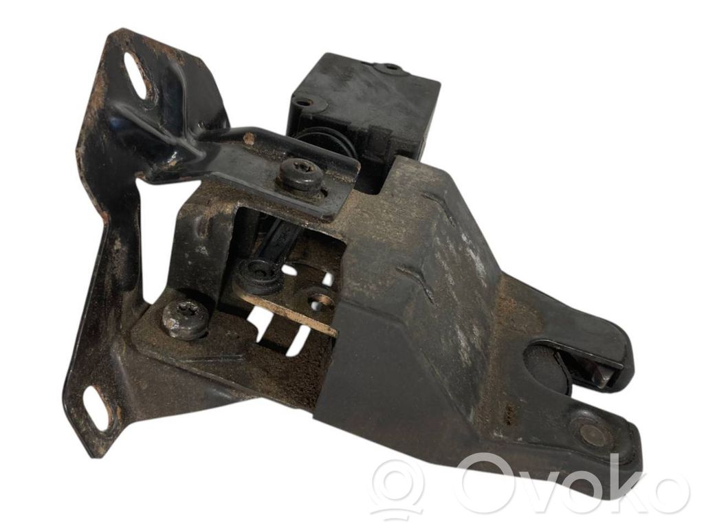 Aizmugurējā pārsega slēdzene