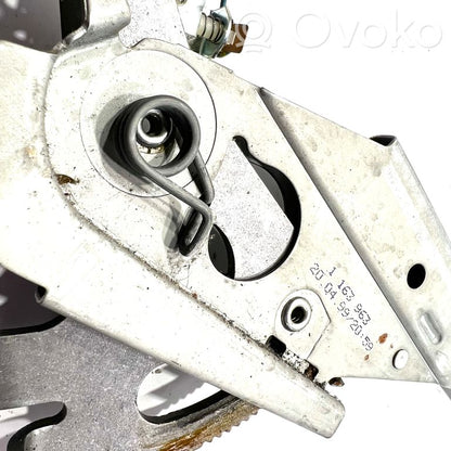 Rokas bremzes mehānisms (salonā)