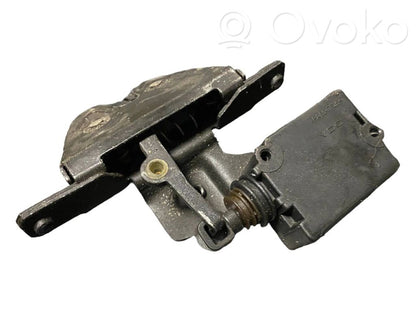 Aizmugurējā pārsega slēdzene