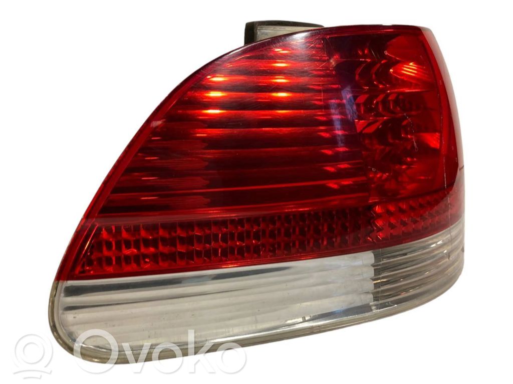 Aizmugurējais lukturis virsbūvē