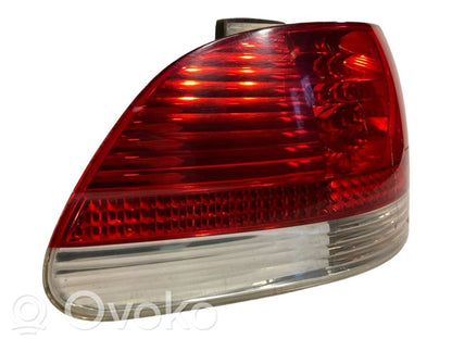 Aizmugurējais lukturis virsbūvē