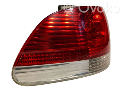 Aizmugurējais lukturis virsbūvē