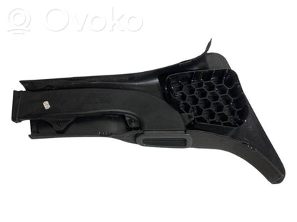 (B) statņa dekoratīvā apdare (apakšdaļa)