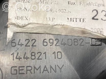 Paneļa dekoratīvās apdares vairogs (centrālais)