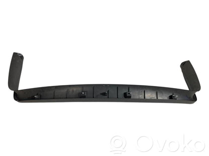 Augšējā dekoratīvā apdare (pie loga)