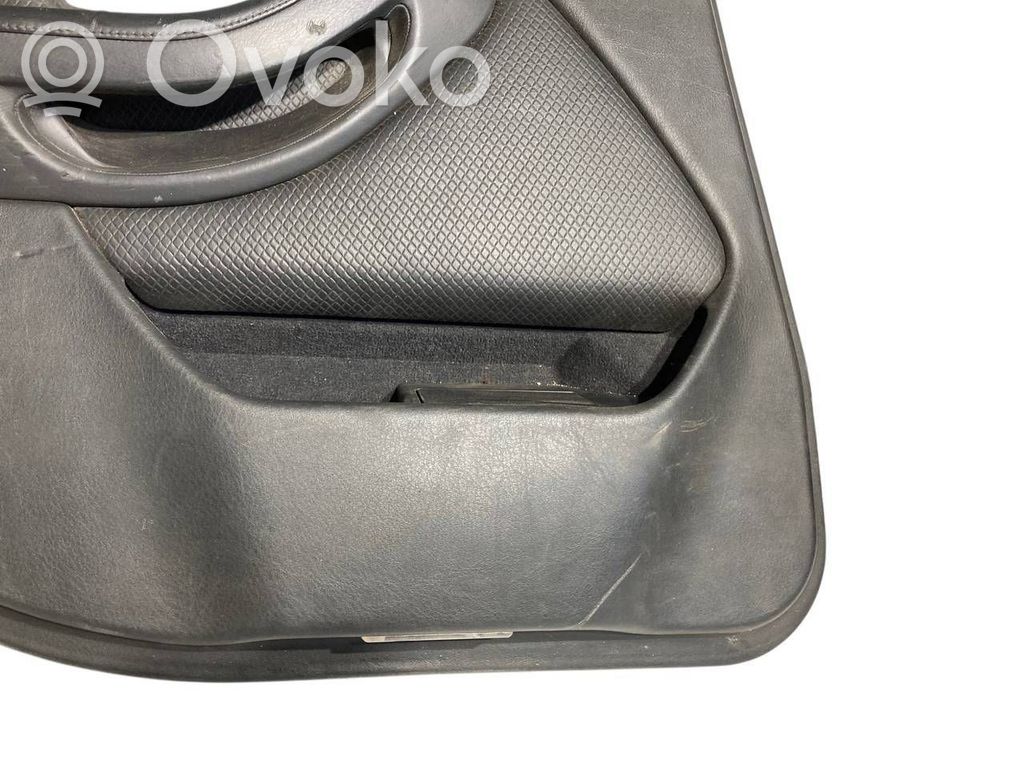 Apšuvums aizmugurējām durvīm