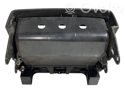 Glāžu turētājs (aizmugurē)