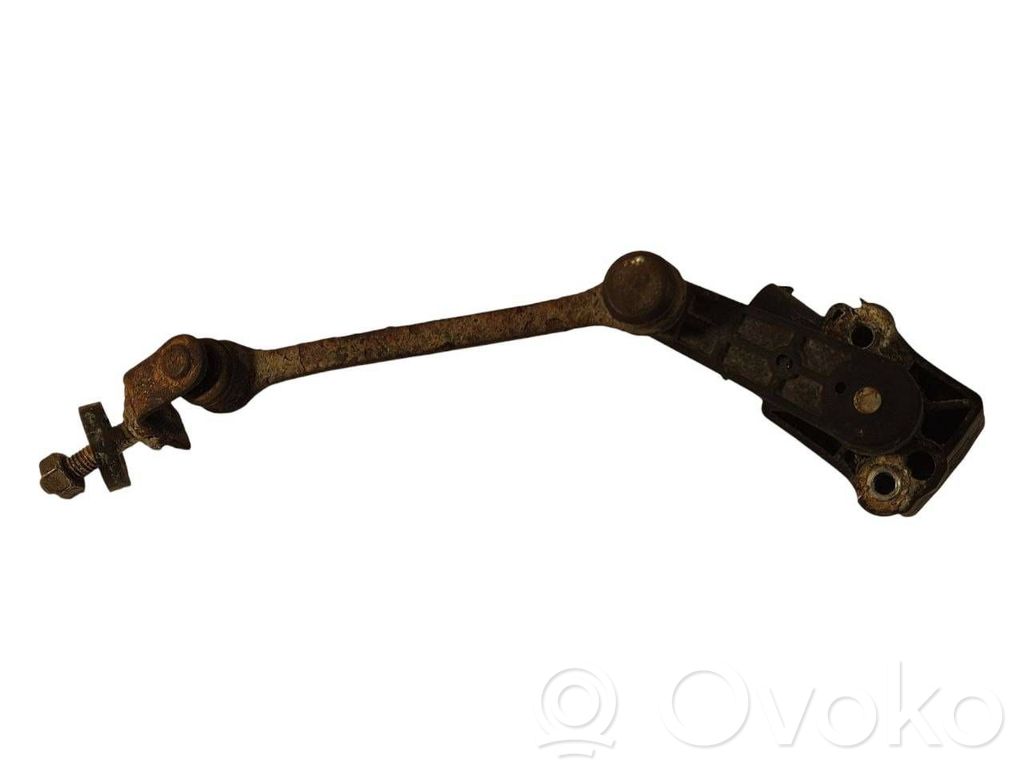 Priekšpusē augstuma sensora svira