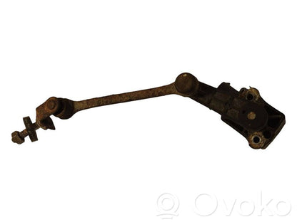 Priekšpusē augstuma sensora svira