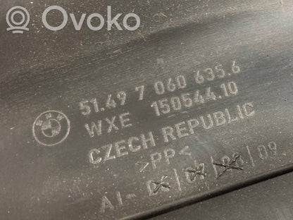 Augšējā dekoratīvā apdare (pie loga)