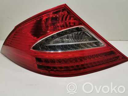 Aizmugurējais lukturis virsbūvē